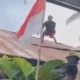 Maling di Palembang Pura-pura Gila Usai Kepergok Warga, Jatuh dari Atap Rumah